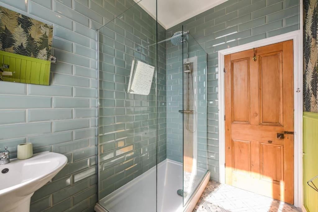 Traditional 3-Bed Property In Pontcanna With Parking Cardiff Zewnętrze zdjęcie